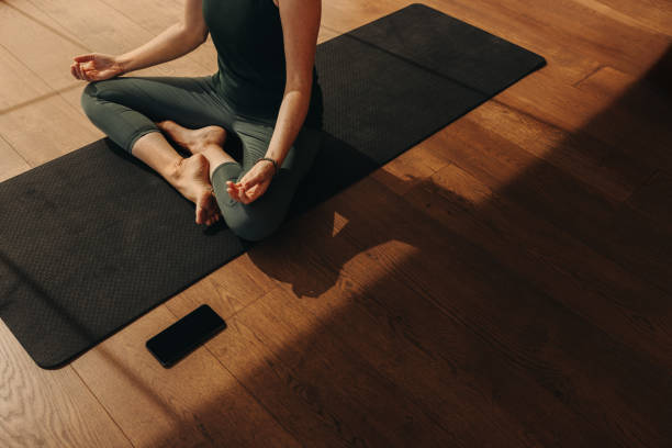 Le stress est un mal moderne qui touche de nombreuses personnes. Les postures de yoga peuvent aider à réduire cette tension quotidienne.