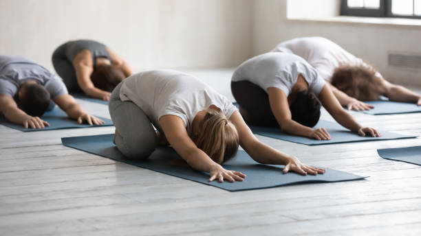 Pratiquer le yoga offre un moyen puissant de calmer le système nerveux. Les techniques de respiration, connues