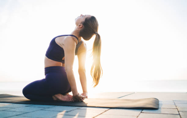 Le tapis de yoga reste l’accessoire essentiel. Il évite les douleurs dues au contact avec le sol. Par conséquent,