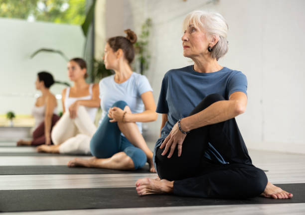 Le yoga doux repose sur la lenteur et la respiration profonde. Ainsi, il favorise la relaxation musculaire. Ensuite, les postures sont maintenues