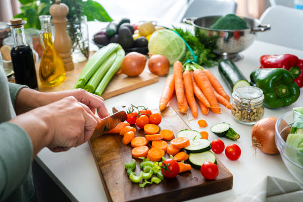 La nutrition naturelle privilégie les aliments frais et peu transformés. Ainsi, elle valorise les fruits, légumes, céréales complètes